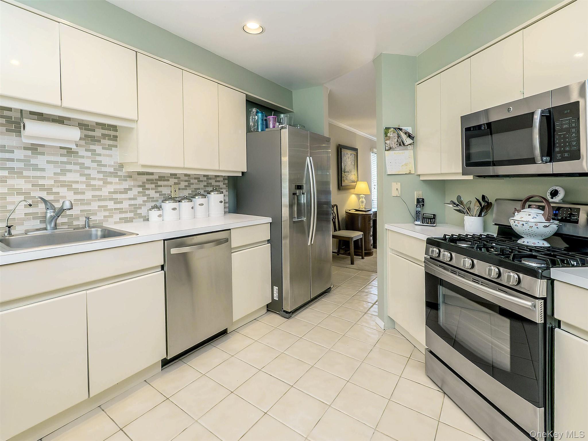 100 The Glen # 100, Glen Head, NY 11545