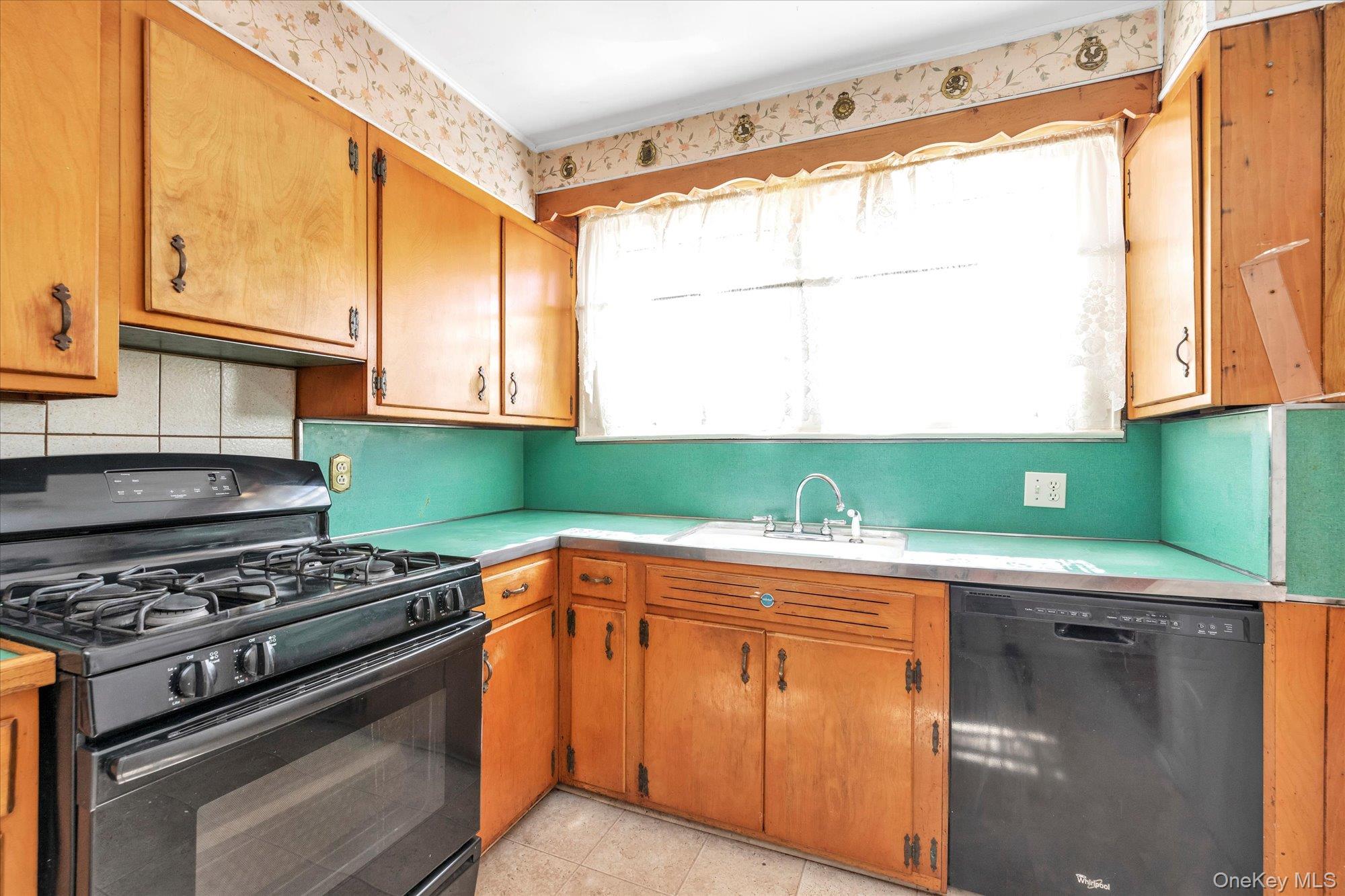 21 Carter Court, Lynbrook, NY 11563