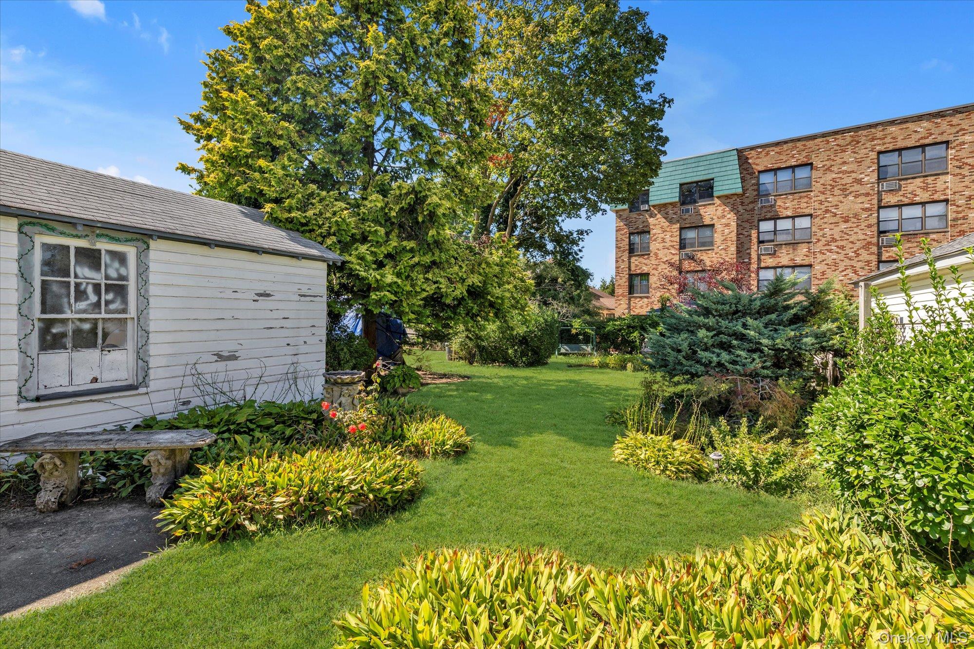 21 Carter Court, Lynbrook, NY 11563