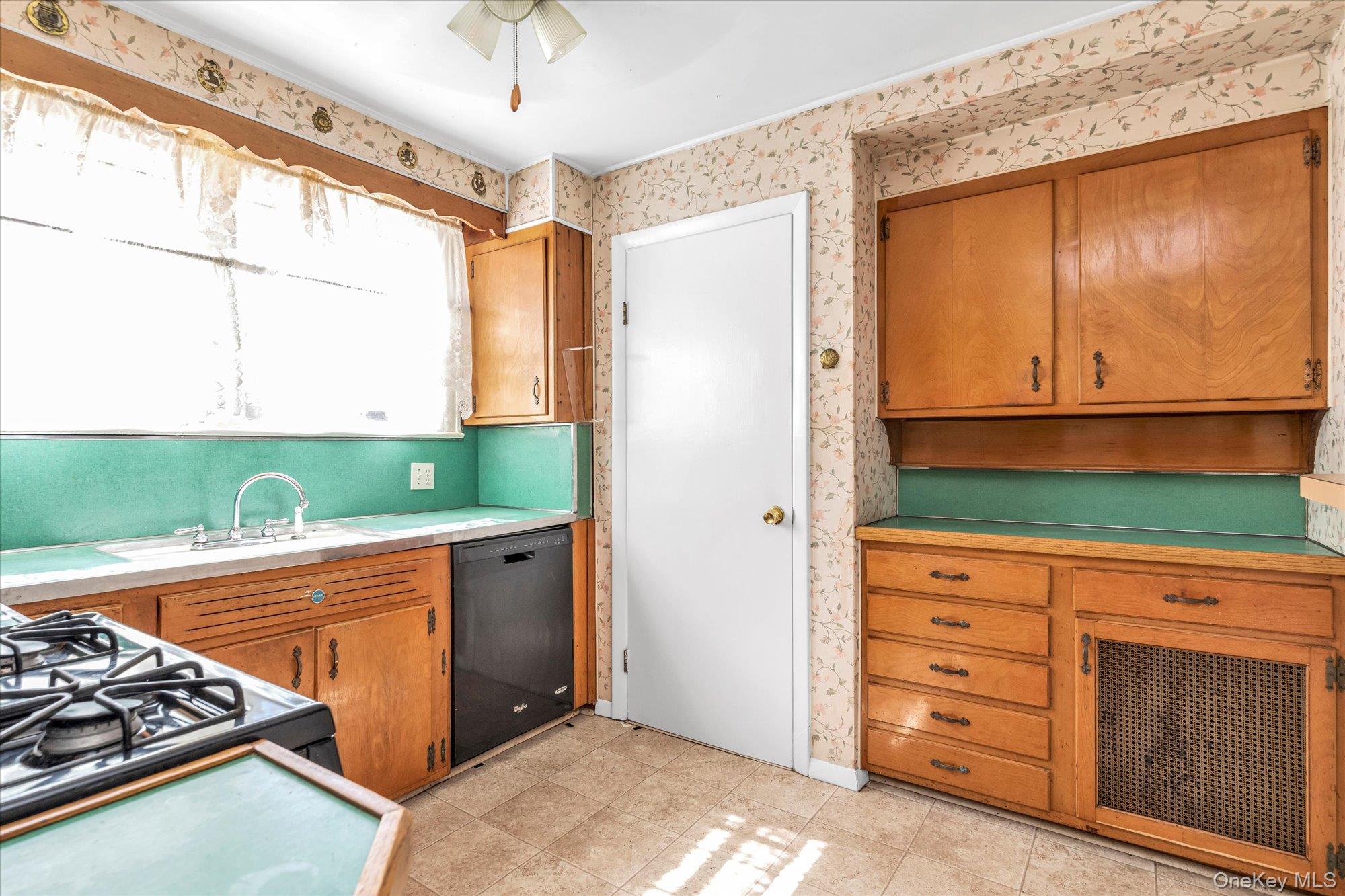 21 Carter Court, Lynbrook, NY 11563