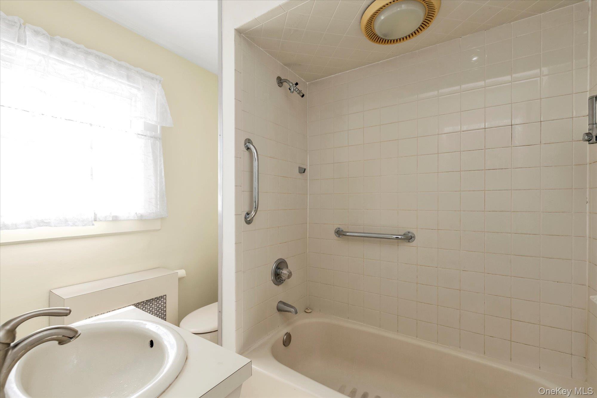 21 Carter Court, Lynbrook, NY 11563