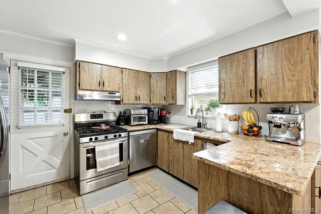 46 Ongley Street, Rockville Centre, NY 11570