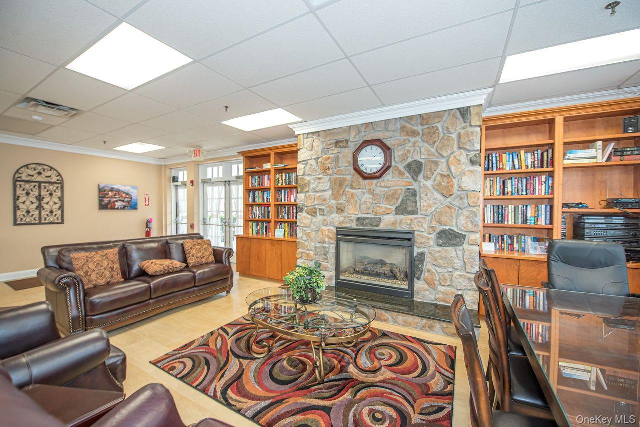 513 Narragansett Villas Drive # 513, Lindenhurst, NY 11757