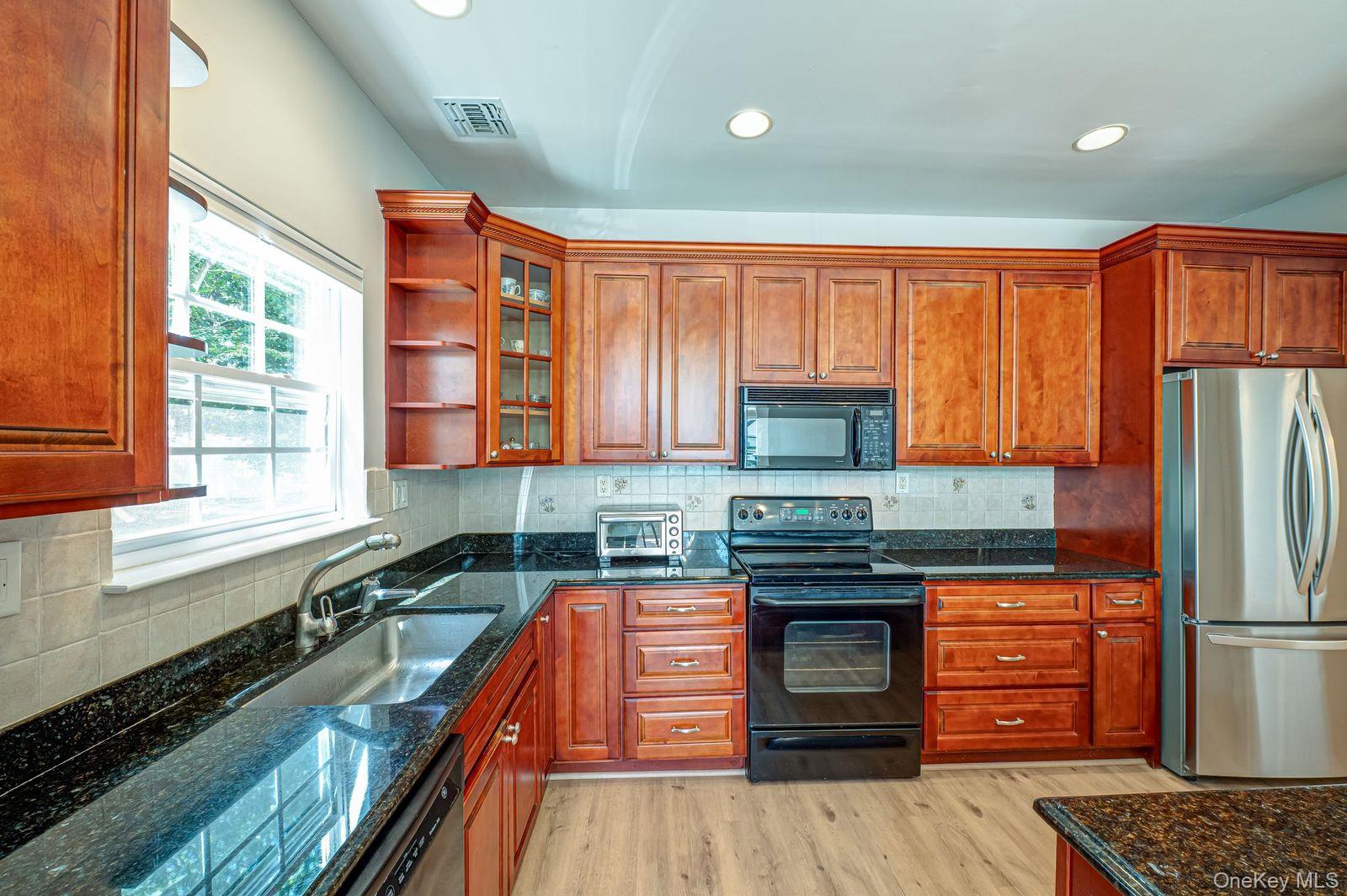 513 Narragansett Villas Drive # 513, Lindenhurst, NY 11757