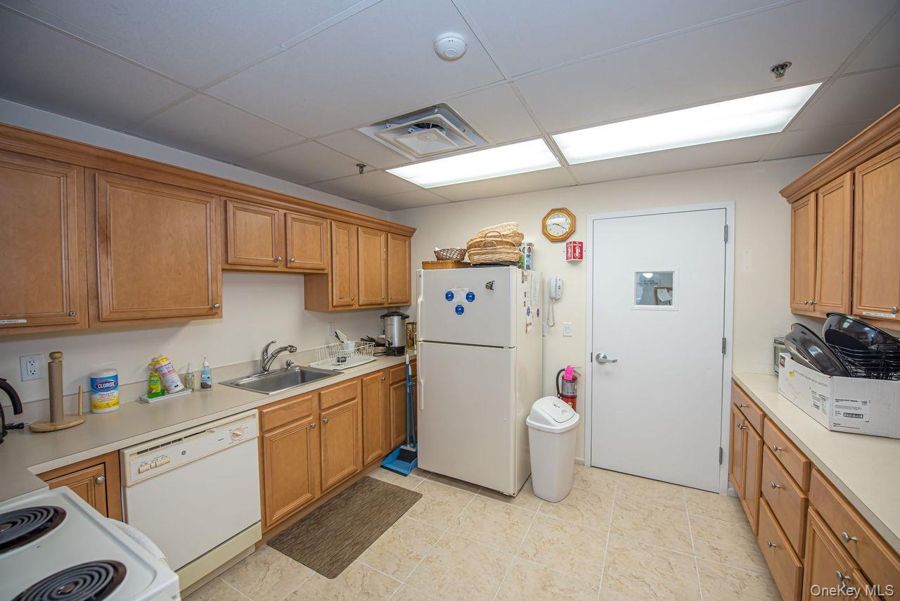 513 Narragansett Villas Drive # 513, Lindenhurst, NY 11757