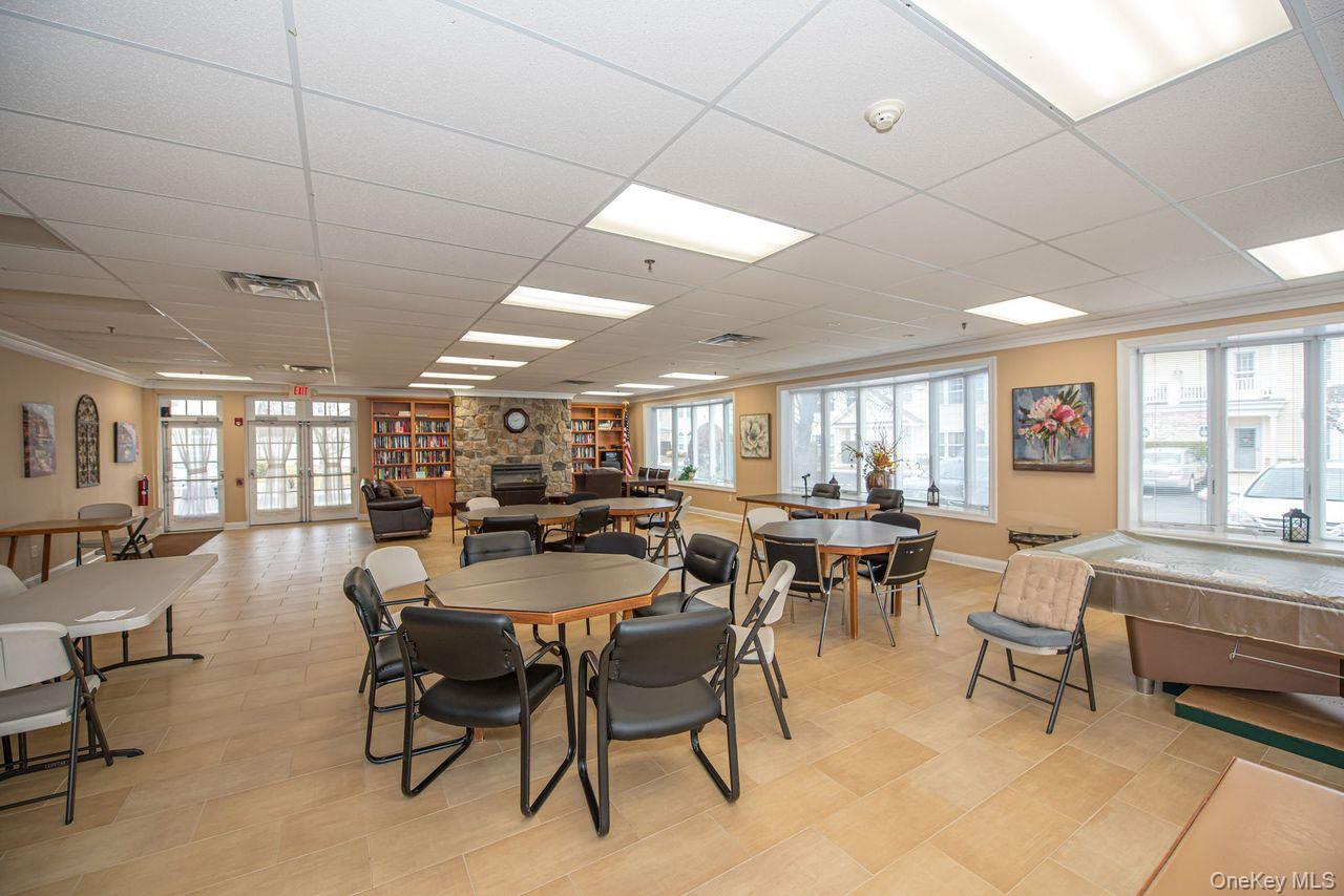 513 Narragansett Villas Drive # 513, Lindenhurst, NY 11757