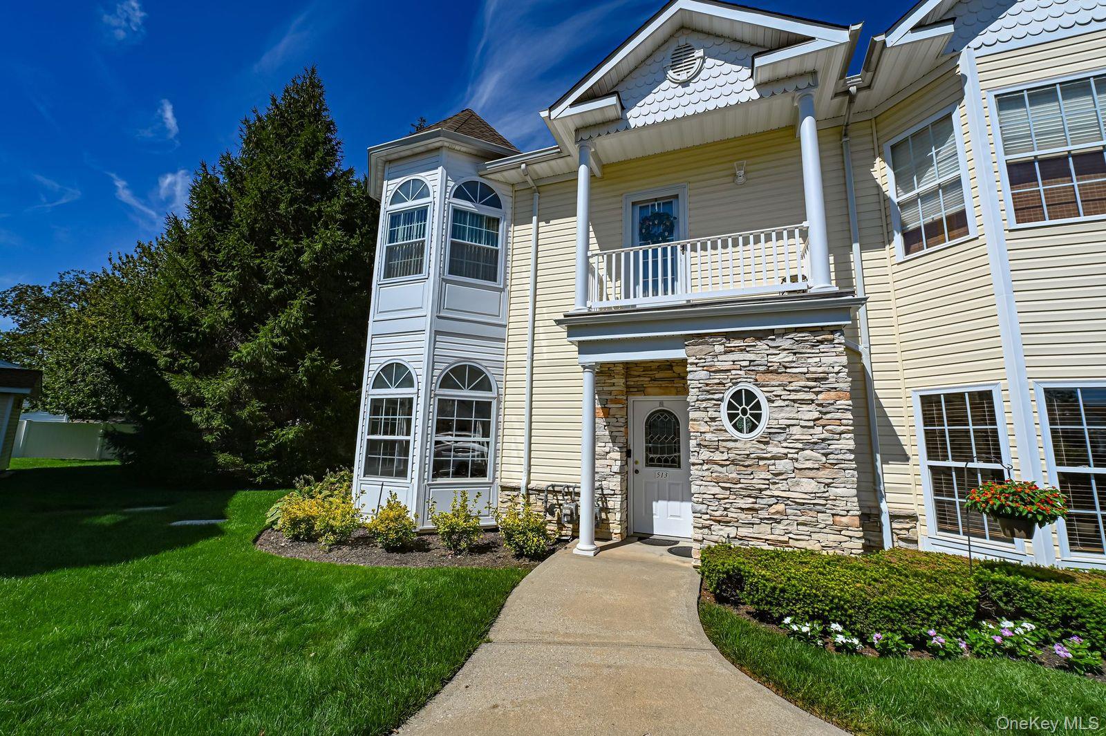 513 Narragansett Villas Drive # 513, Lindenhurst, NY 11757