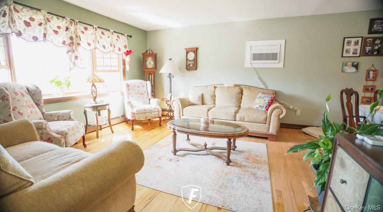 6 Waltie Court, West Babylon, NY 11704