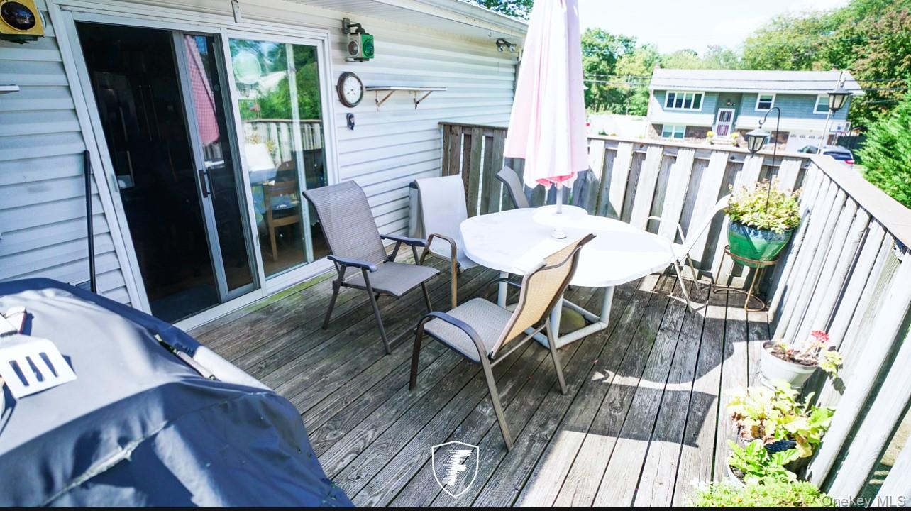 6 Waltie Court, West Babylon, NY 11704