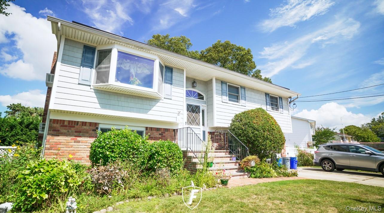 6 Waltie Court, West Babylon, NY 11704