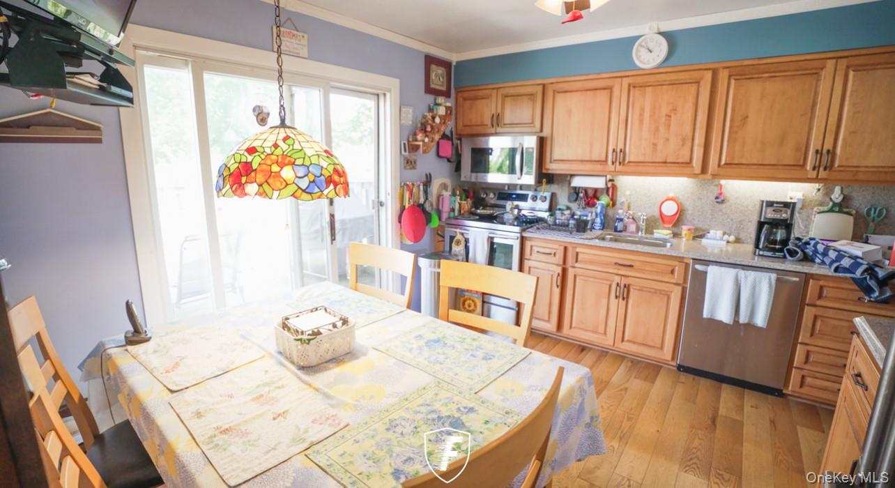 6 Waltie Court, West Babylon, NY 11704