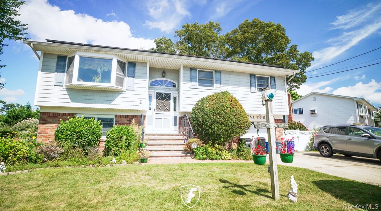 6 Waltie Court, West Babylon, NY 11704