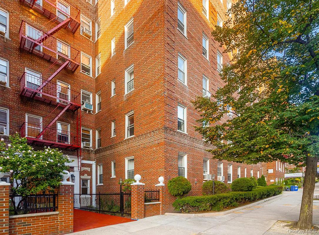 63-109 Saunders Street # 3A, Rego Park, NY 11374