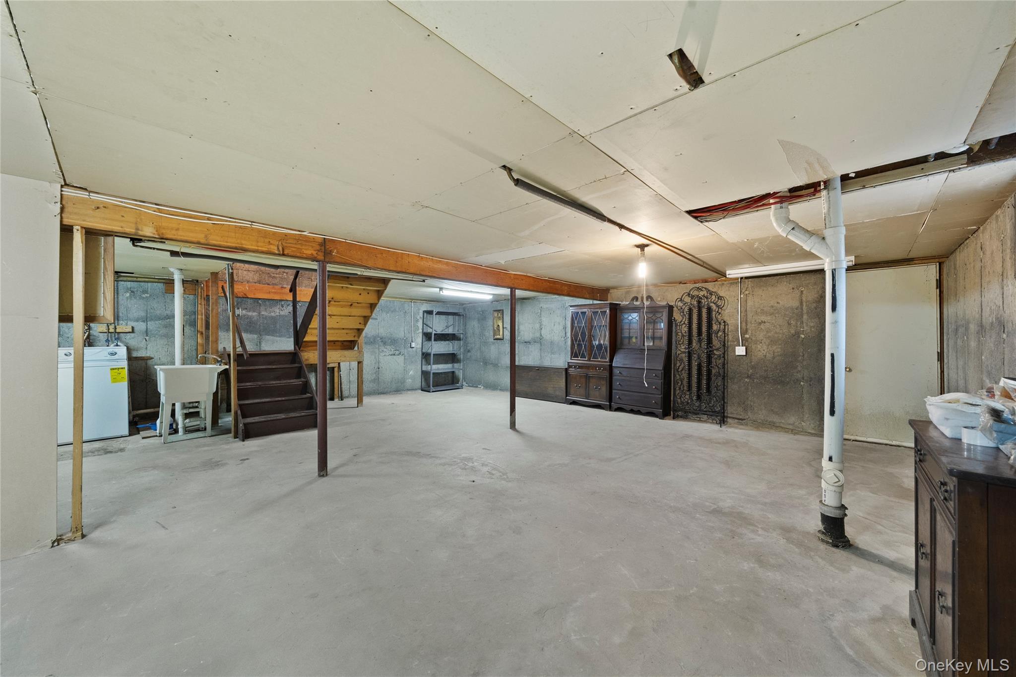 42 Schoolhouse Road, Old Bethpage, NY 11804