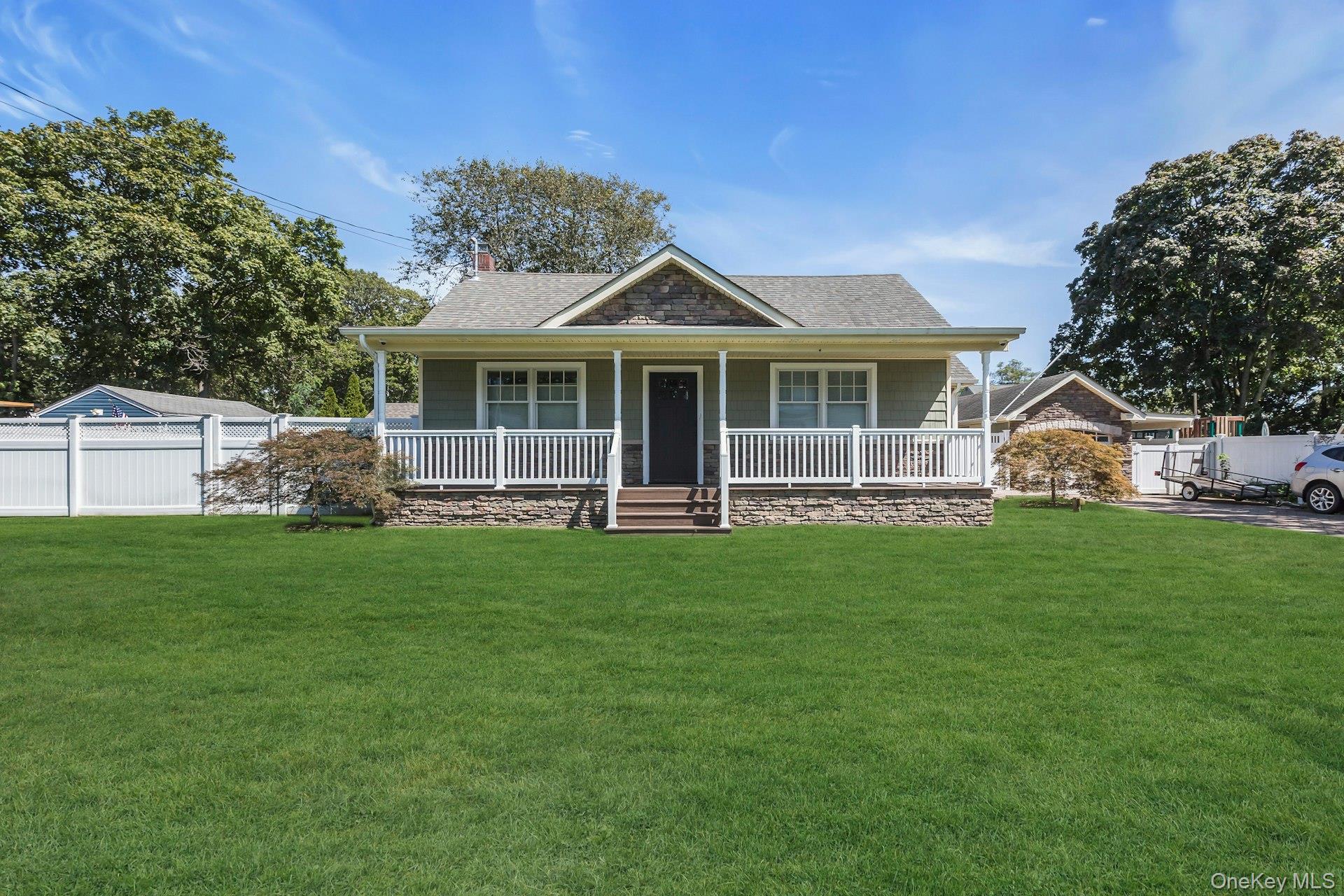 9 Arkays Avenue, East Islip, NY 11730