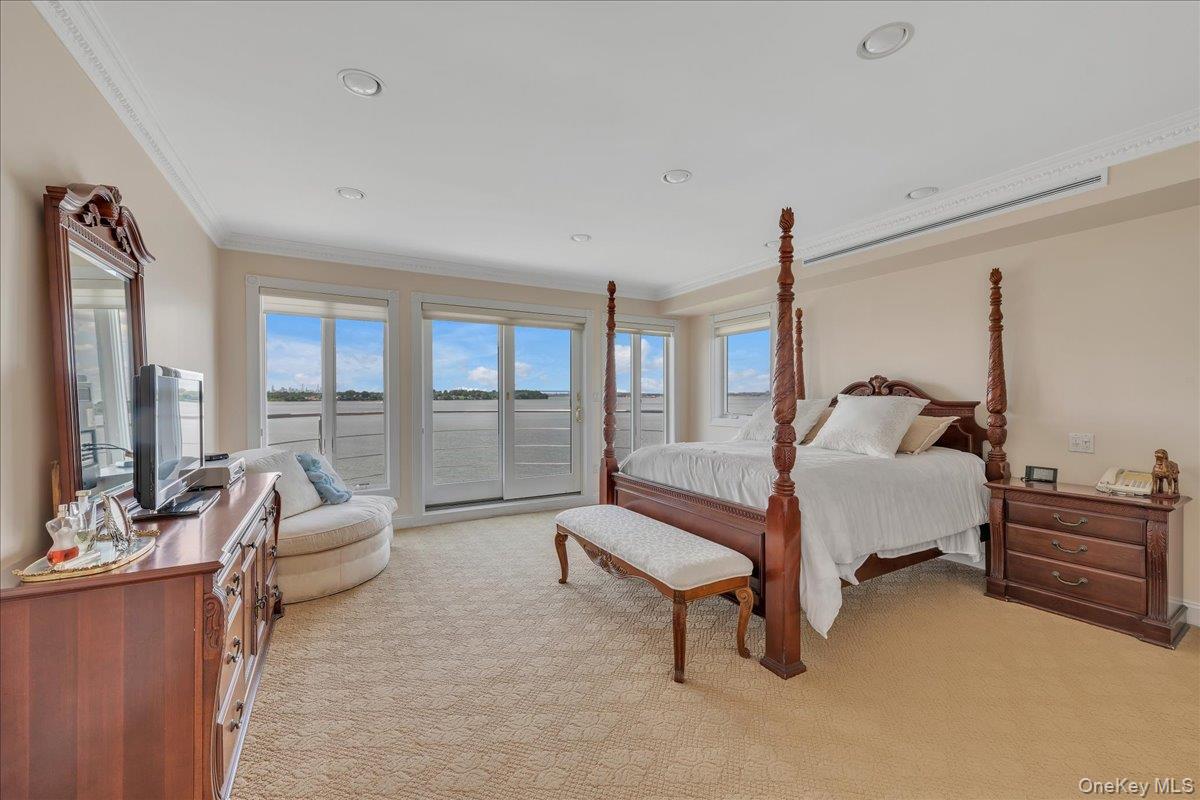 90 GREEN LEAF Hill, Great Neck, NY 11023