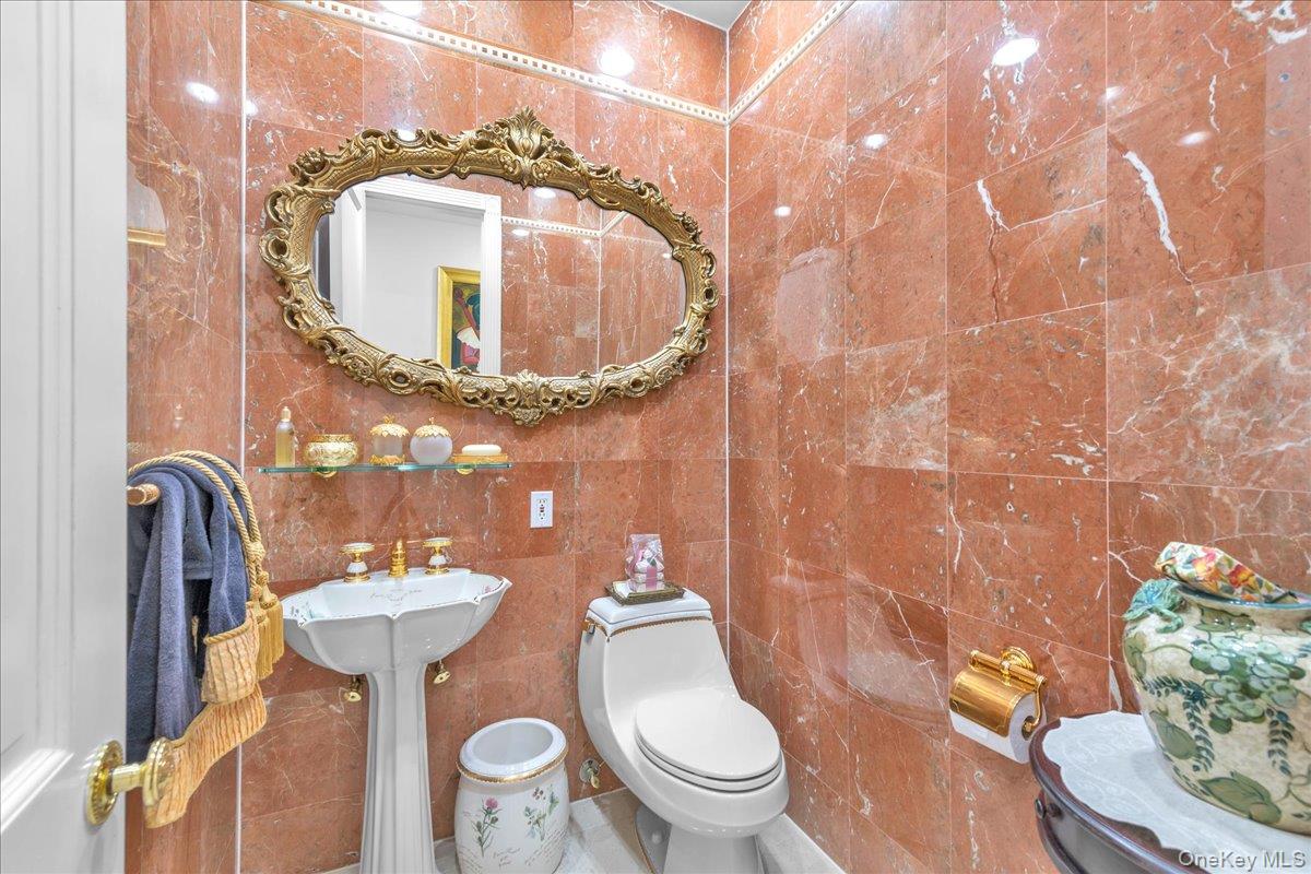 90 GREEN LEAF Hill, Great Neck, NY 11023