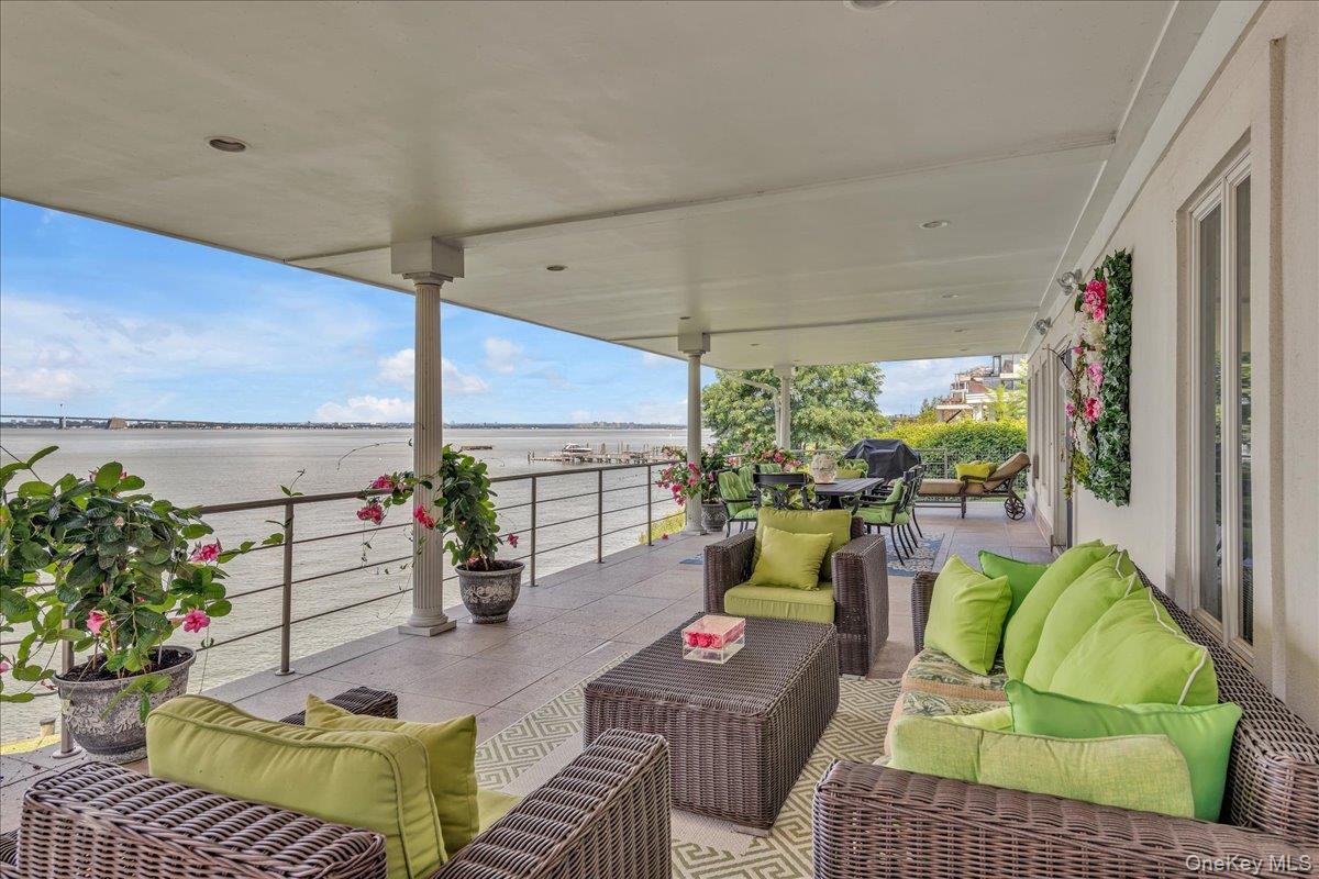 90 GREEN LEAF Hill, Great Neck, NY 11023