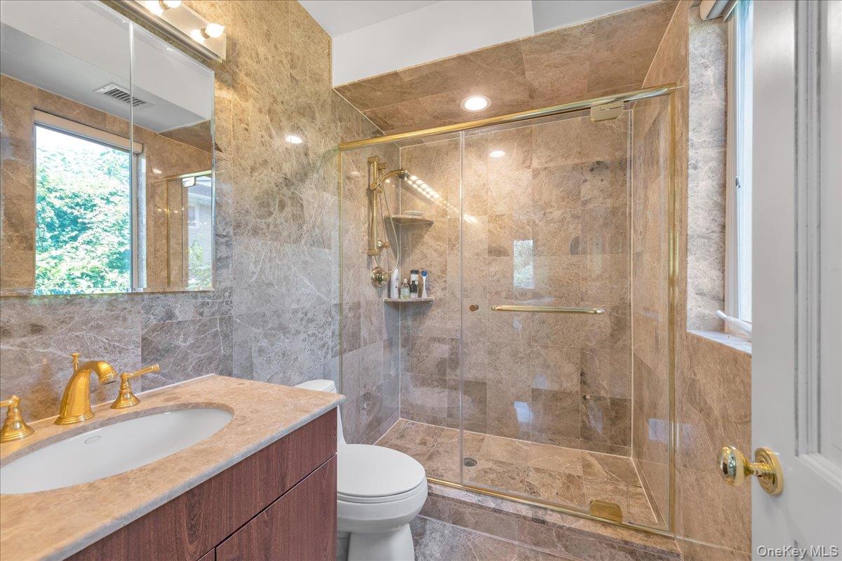 90 GREEN LEAF Hill, Great Neck, NY 11023