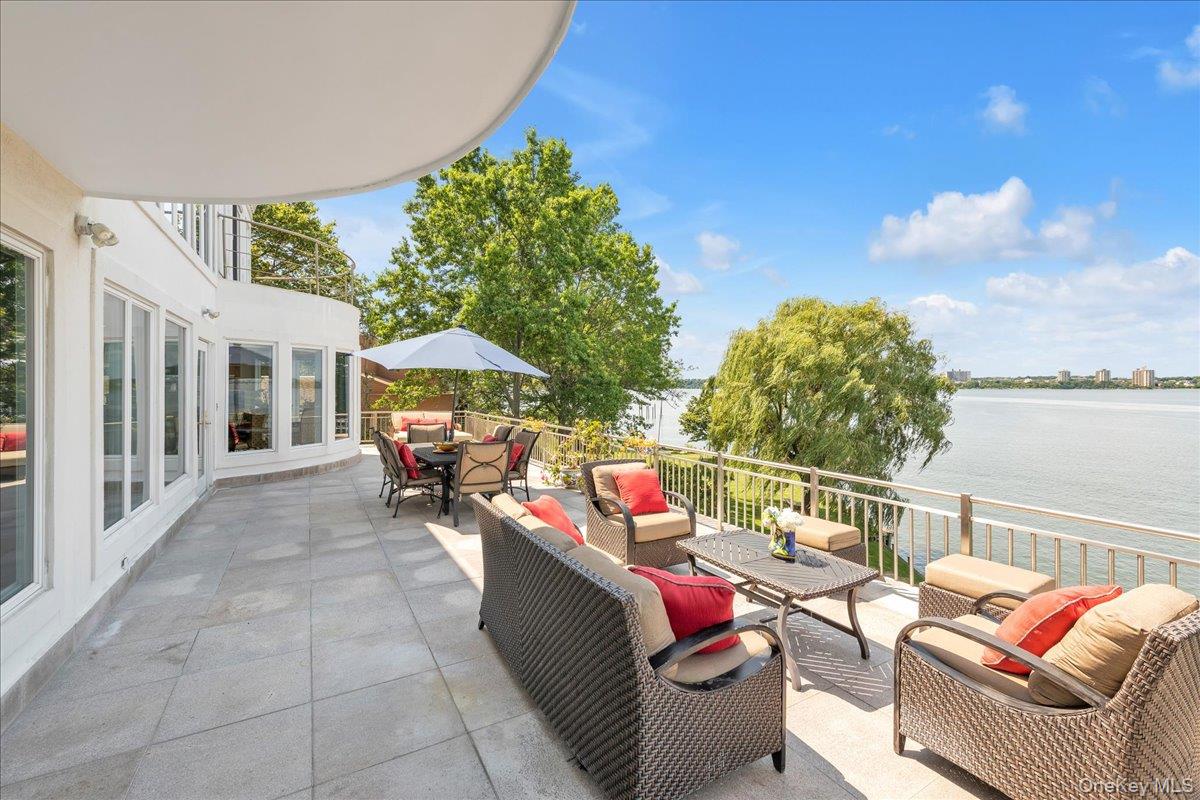 90 GREEN LEAF Hill, Great Neck, NY 11023