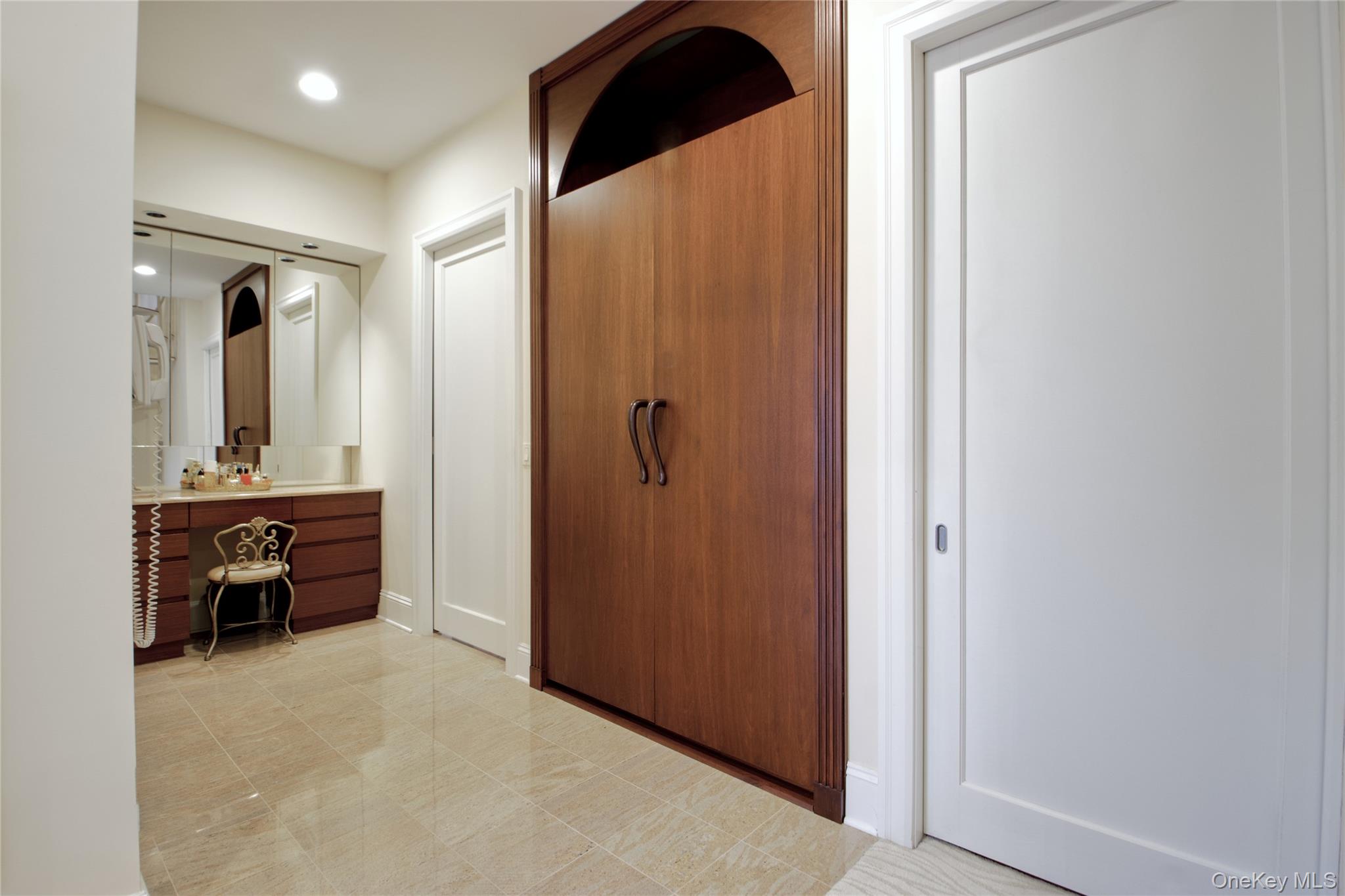 6 Old Wagon Lane, Old Westbury, NY 11568