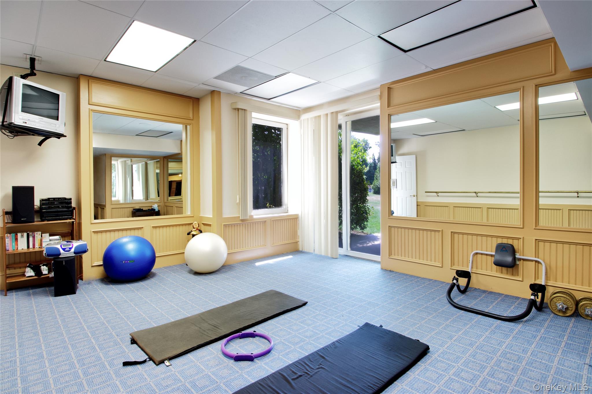 6 Old Wagon Lane, Old Westbury, NY 11568