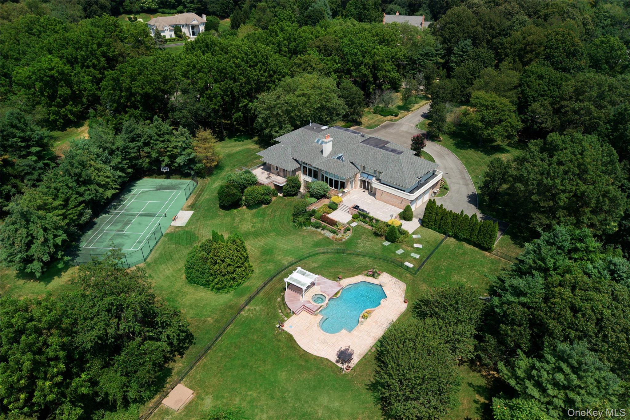 6 Old Wagon Lane, Old Westbury, NY 11568