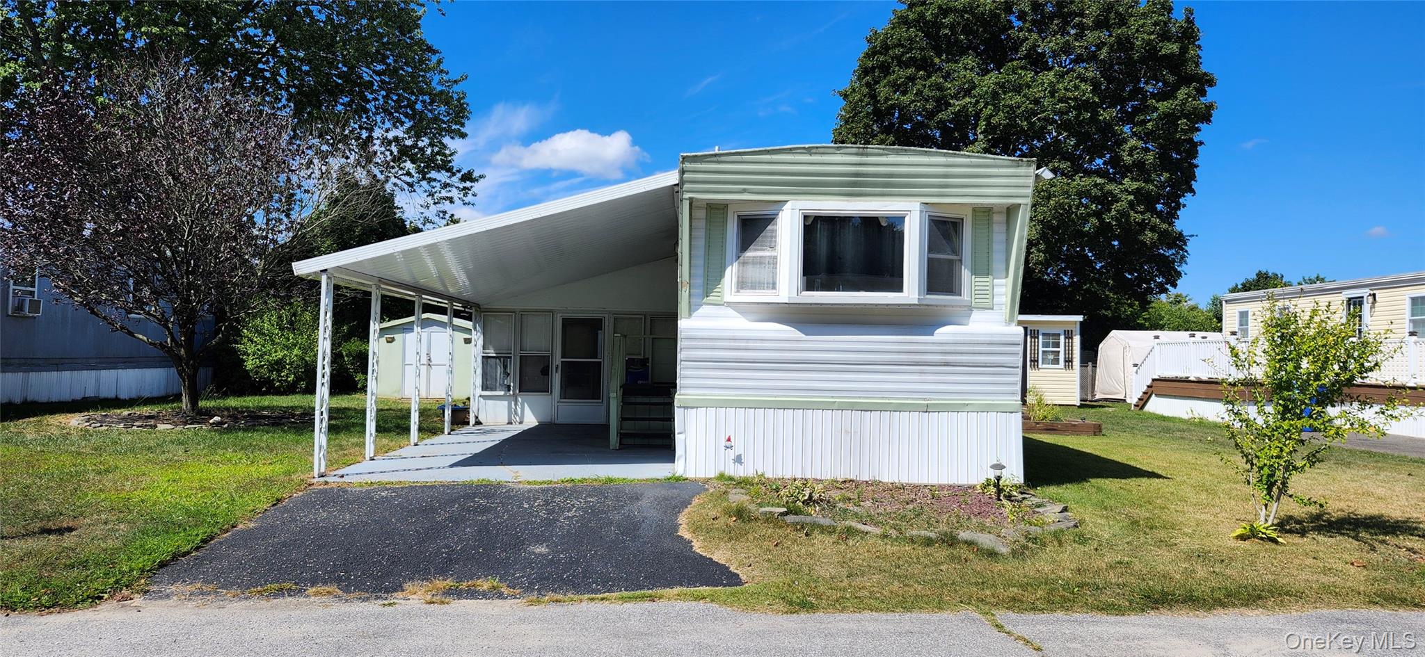 60 Valley Forge Dr, Bohemia, NY 11716