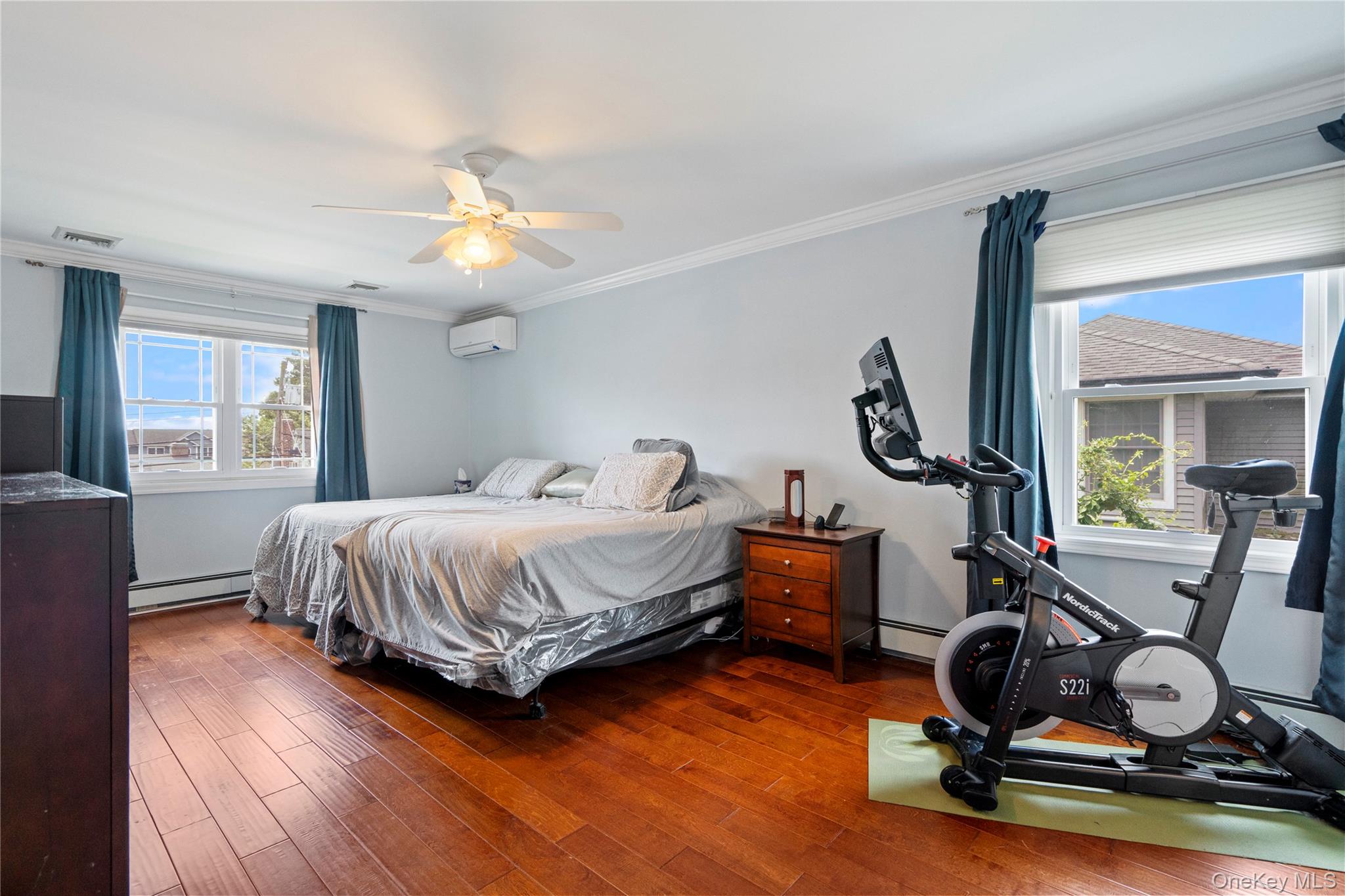 15 Cedar Drive, Plainview, NY 11803