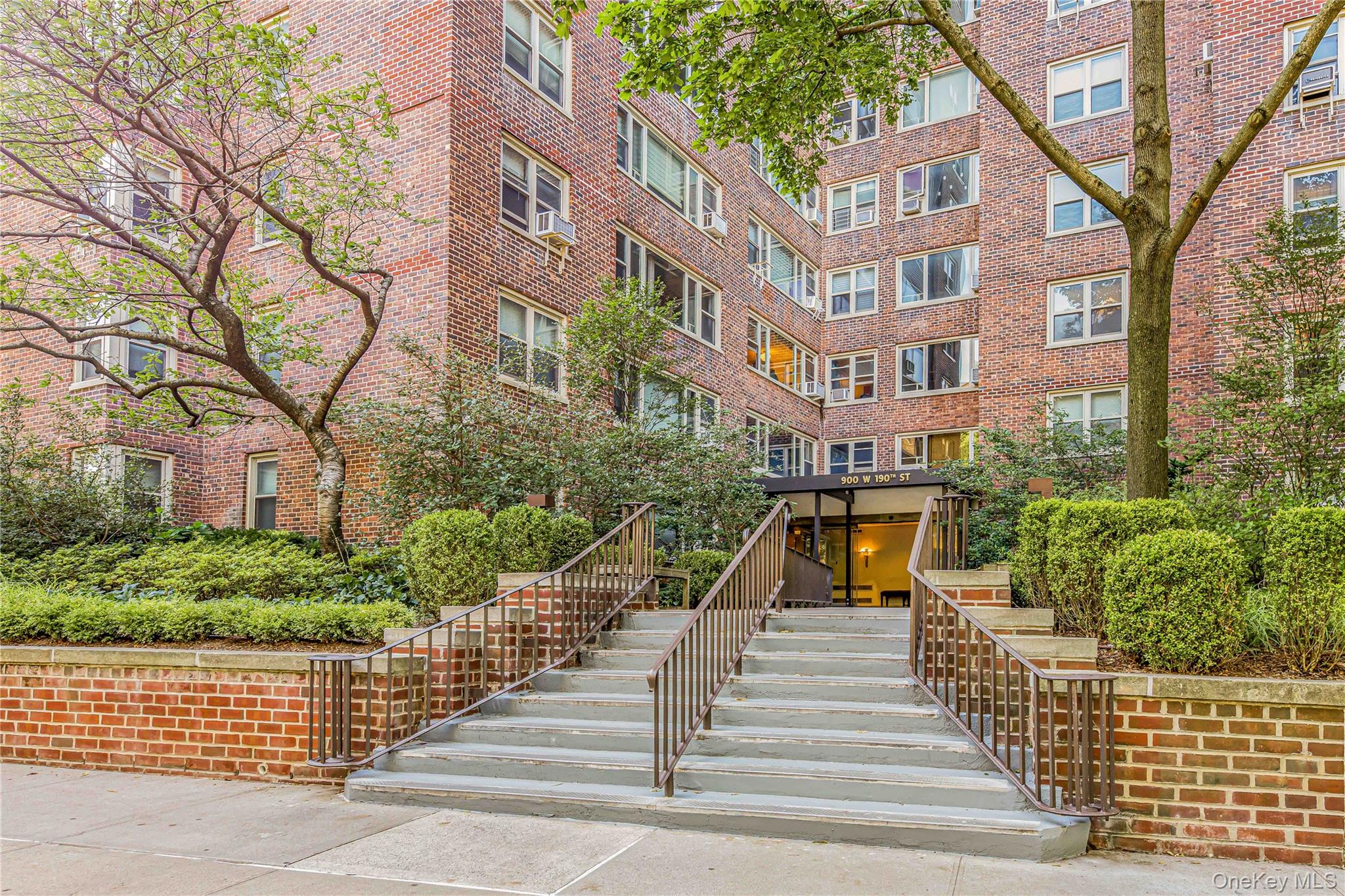 900 W 190 Street # 14A, New York (Manhattan), NY 10040