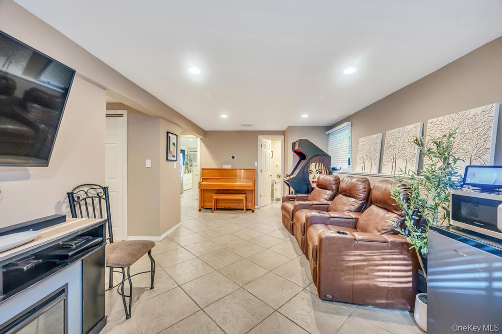 39 Crestwood Lane, Farmingville, NY 11738