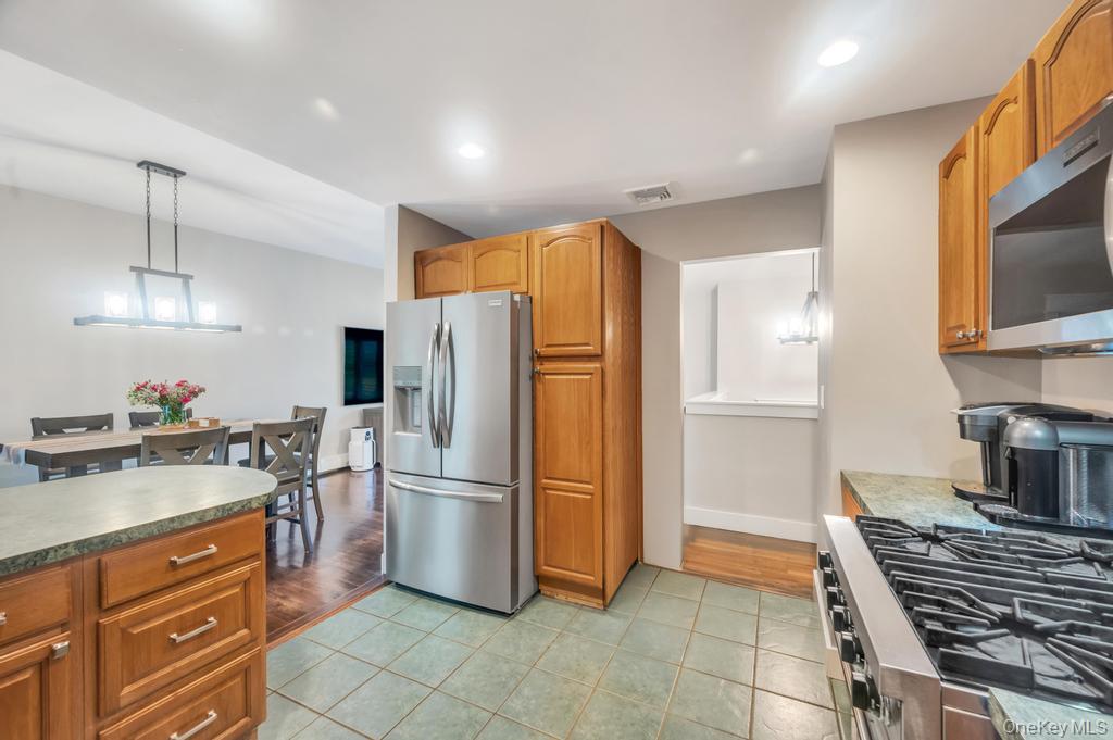 39 Crestwood Lane, Farmingville, NY 11738