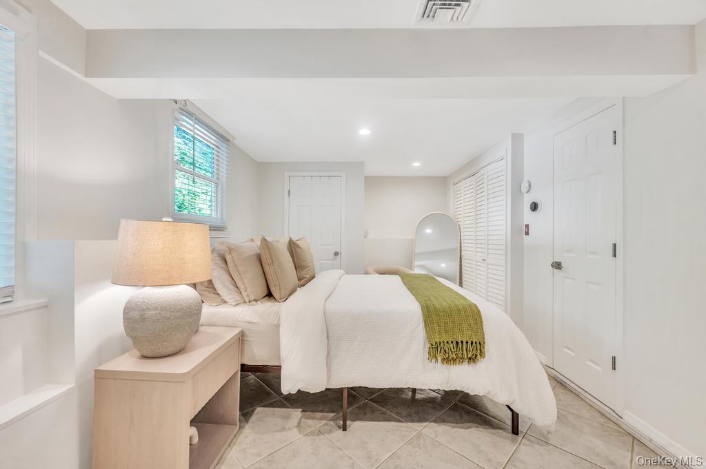 39 Crestwood Lane, Farmingville, NY 11738