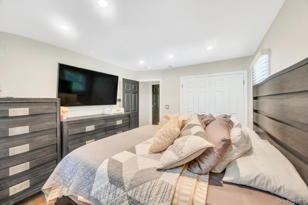 39 Crestwood Lane, Farmingville, NY 11738