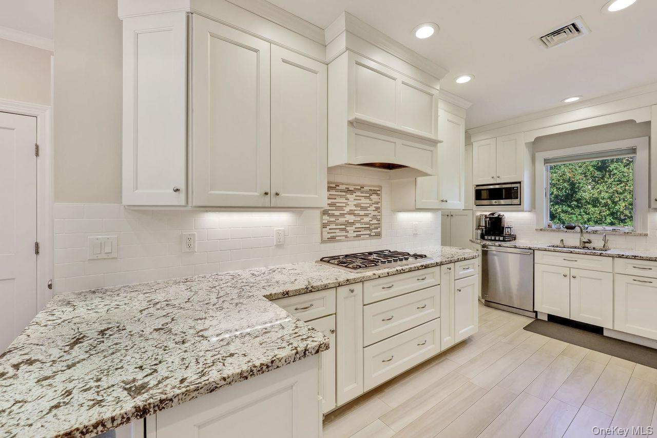 252 Cedar Avenue, Hewlett Bay Park, NY 11557