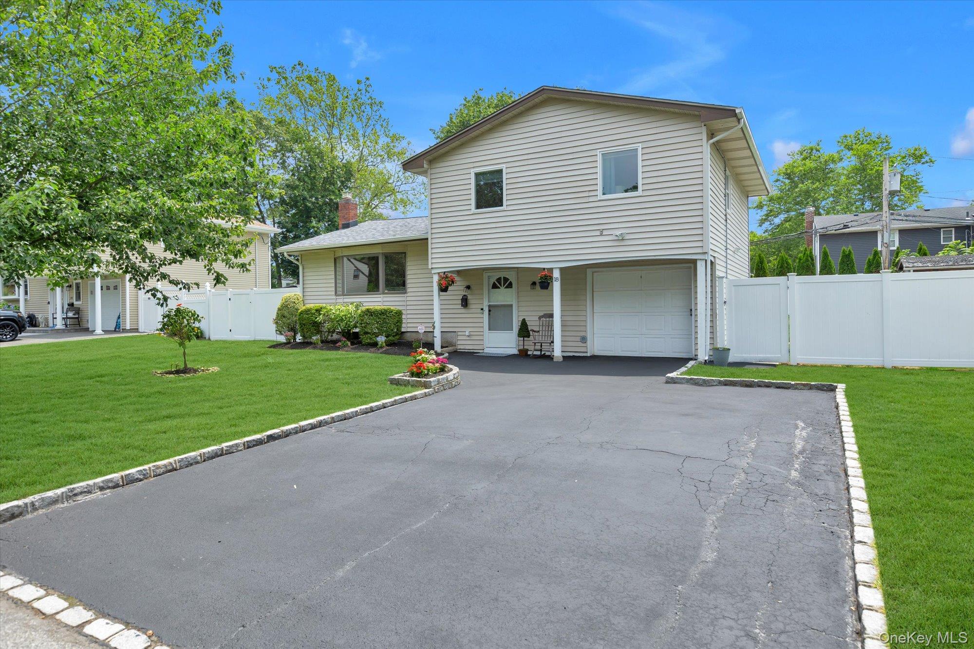 18 Catherwood Crescent, Melville, NY 11747