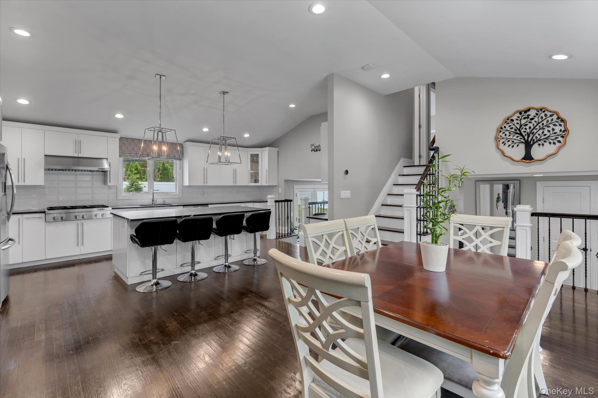 18 Catherwood Crescent, Melville, NY 11747