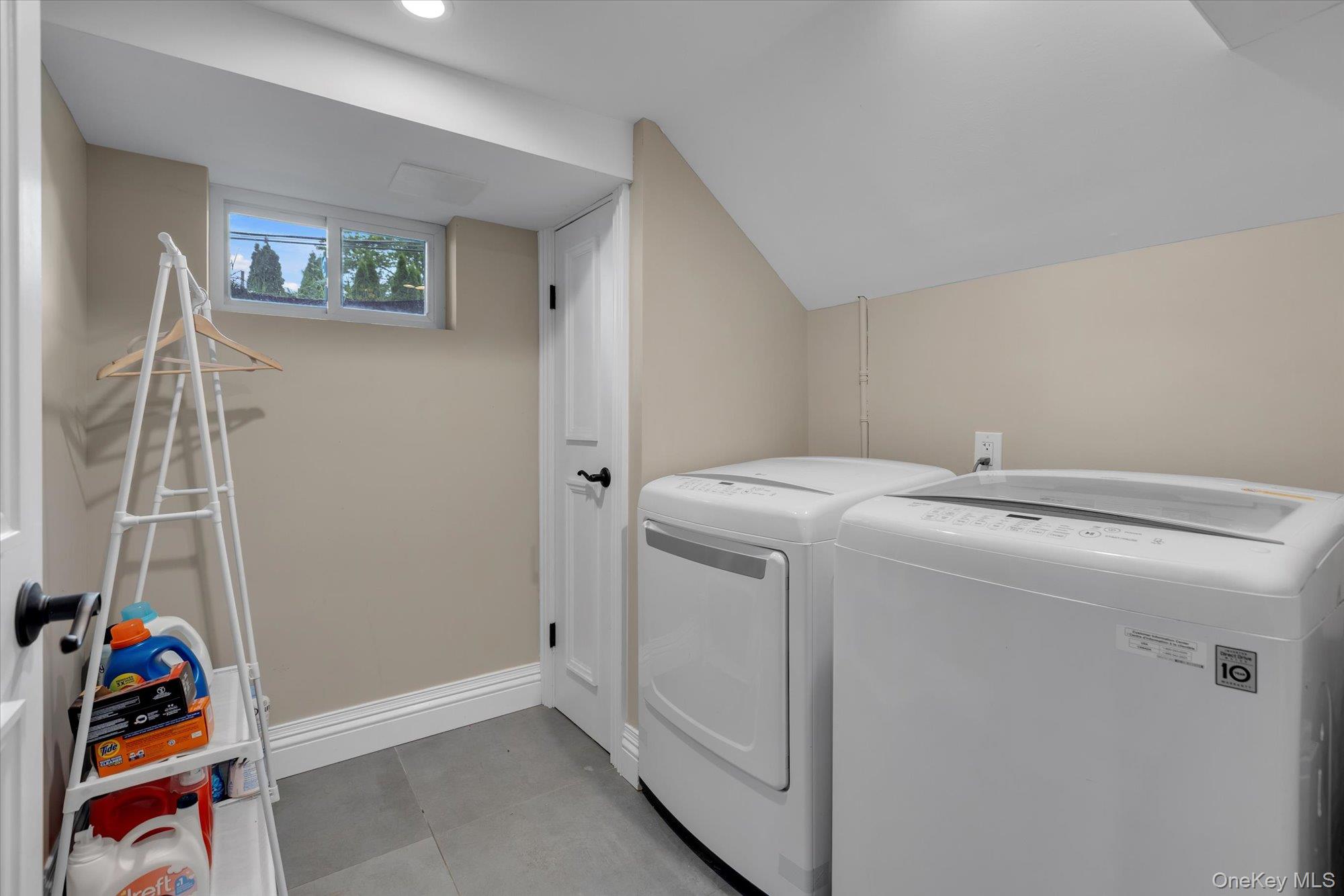 18 Catherwood Crescent, Melville, NY 11747