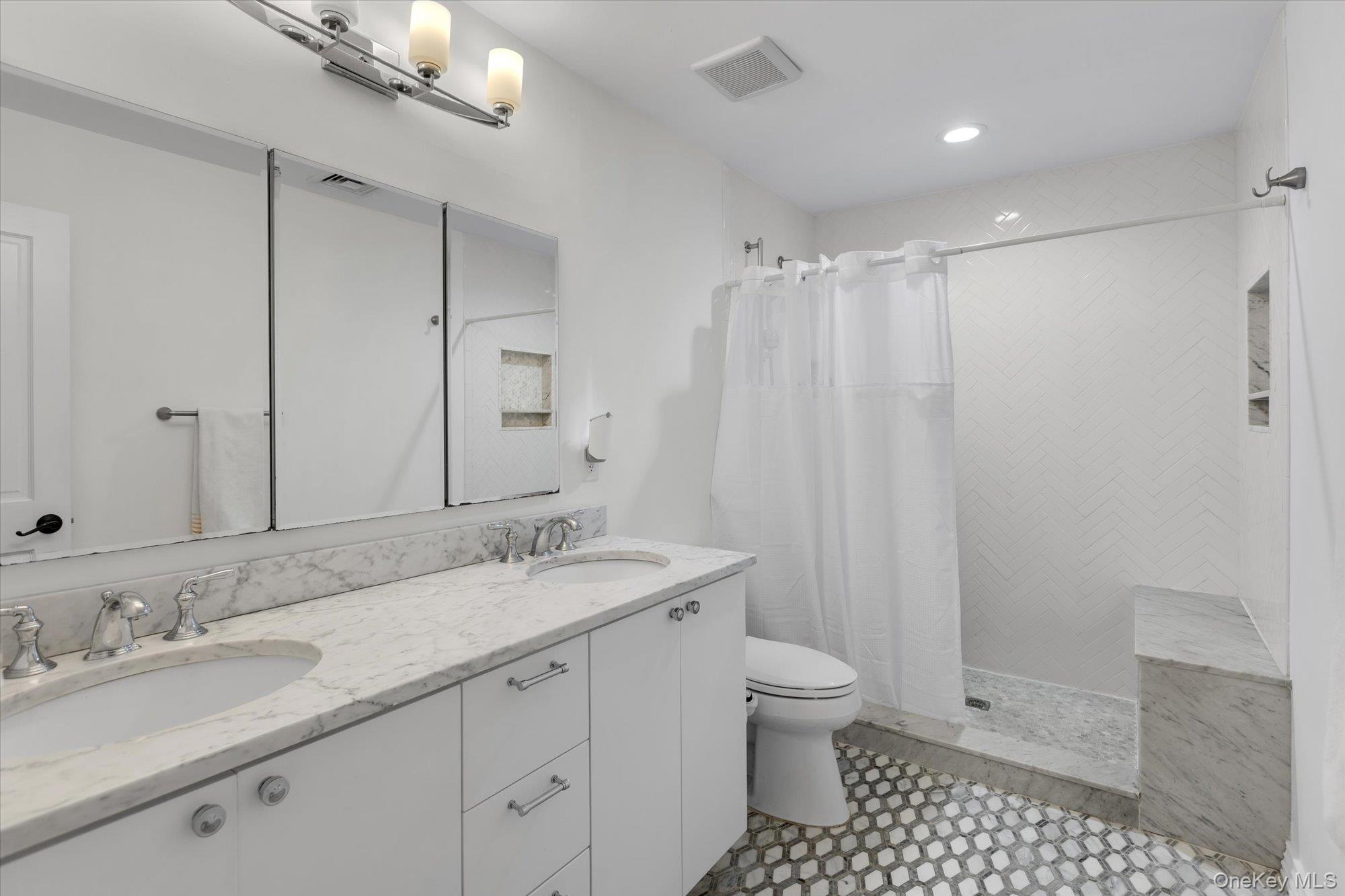 18 Catherwood Crescent, Melville, NY 11747