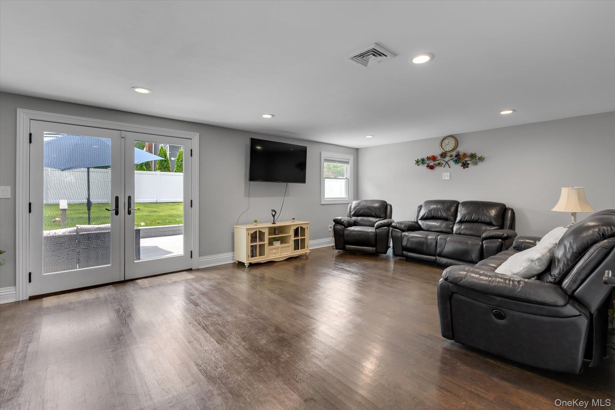 18 Catherwood Crescent, Melville, NY 11747