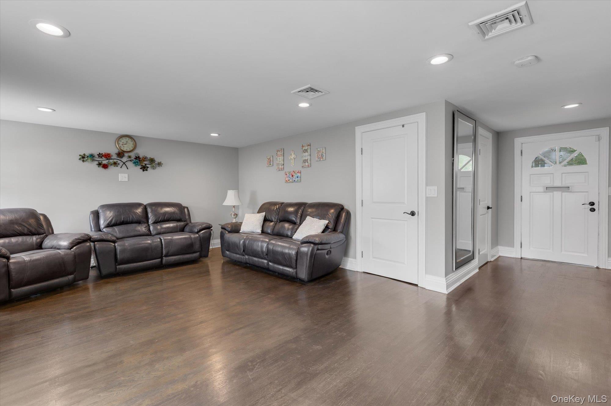 18 Catherwood Crescent, Melville, NY 11747