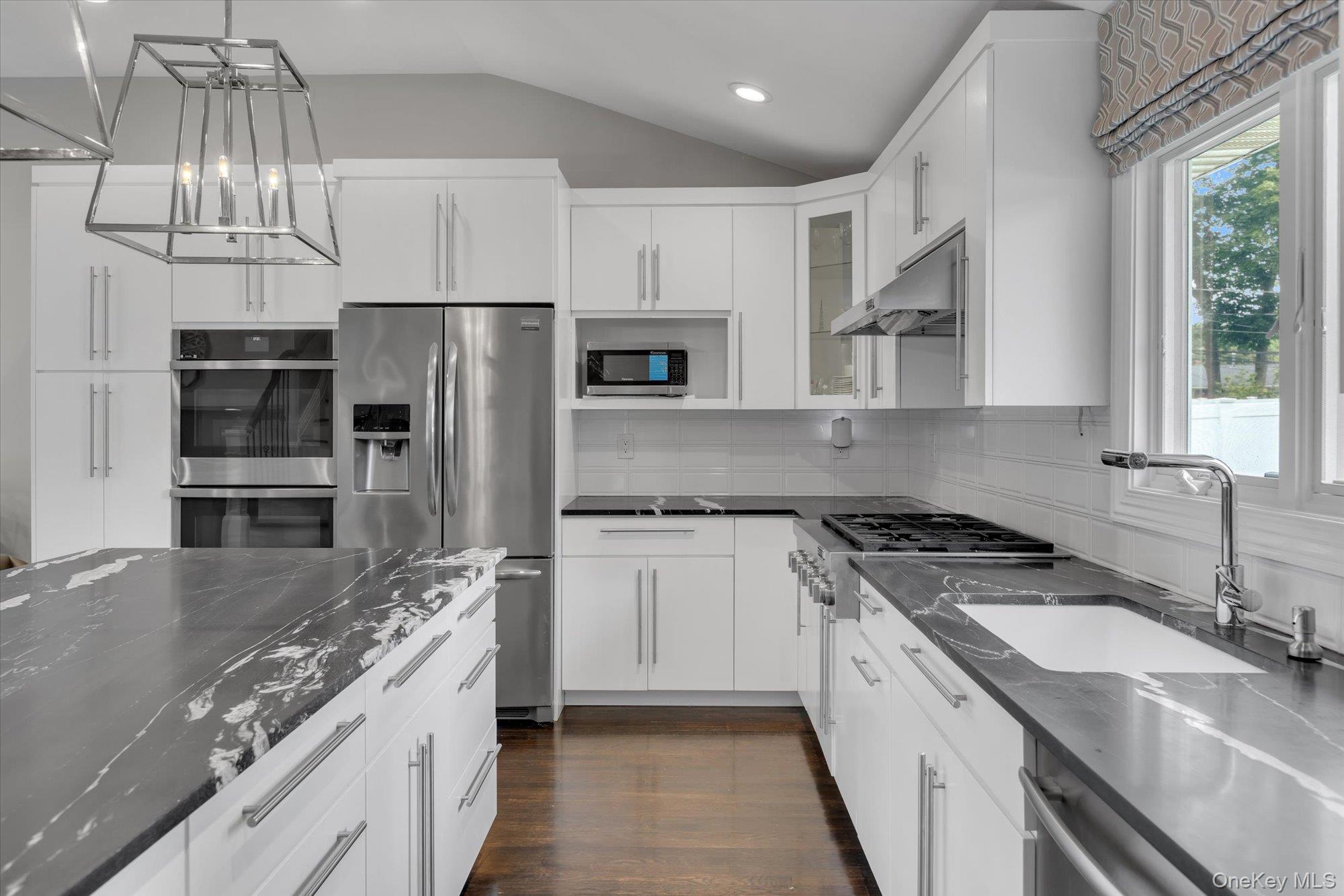 18 Catherwood Crescent, Melville, NY 11747