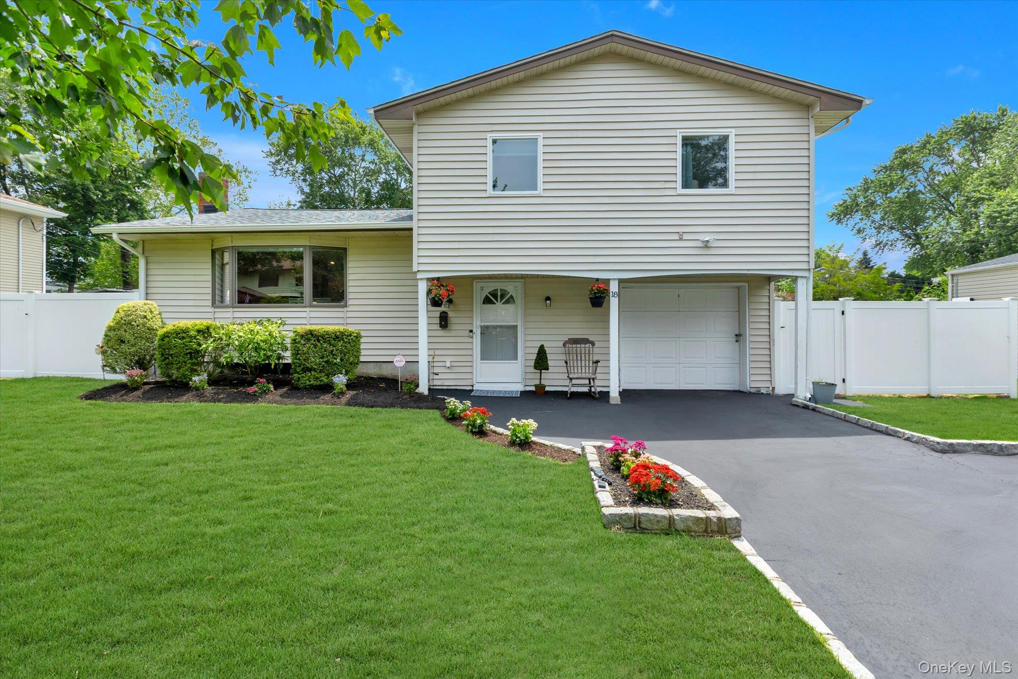 18 Catherwood Crescent, Melville, NY 11747