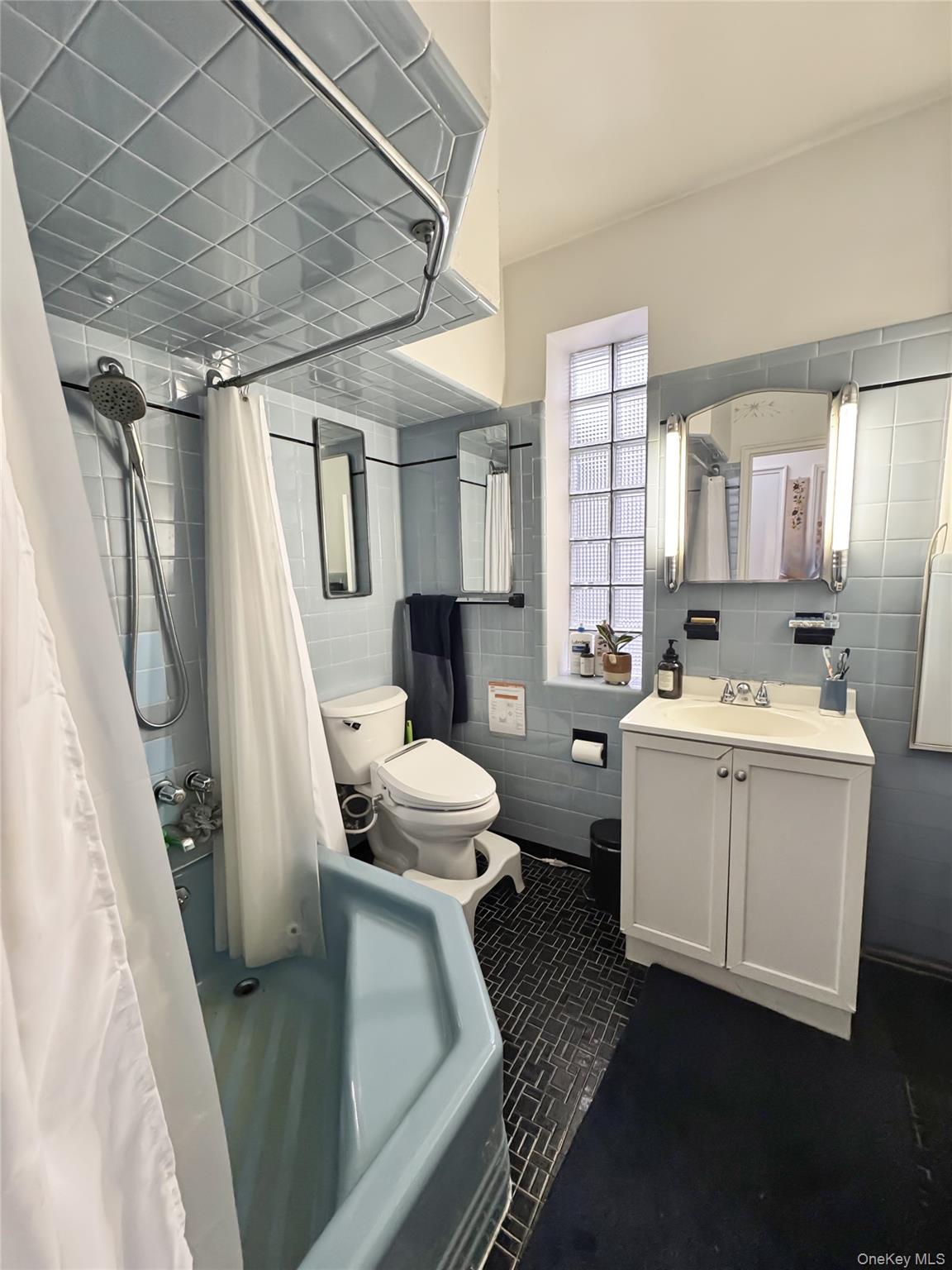 28-11 Ditmars Boulevard, Astoria, NY 11105