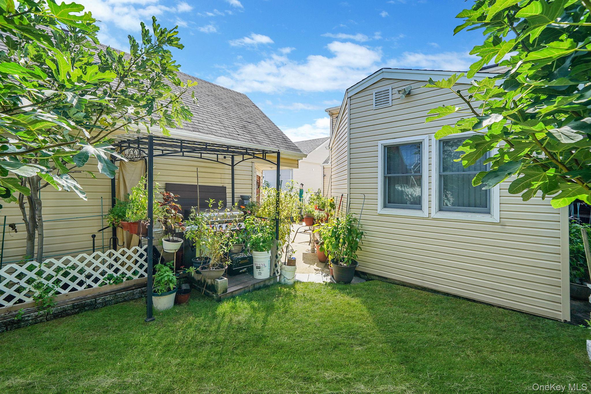 1022 Rosegold Street, Franklin Square, NY 11010