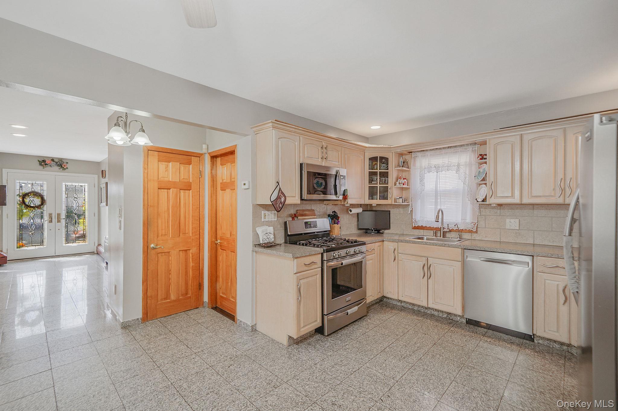 1022 Rosegold Street, Franklin Square, NY 11010