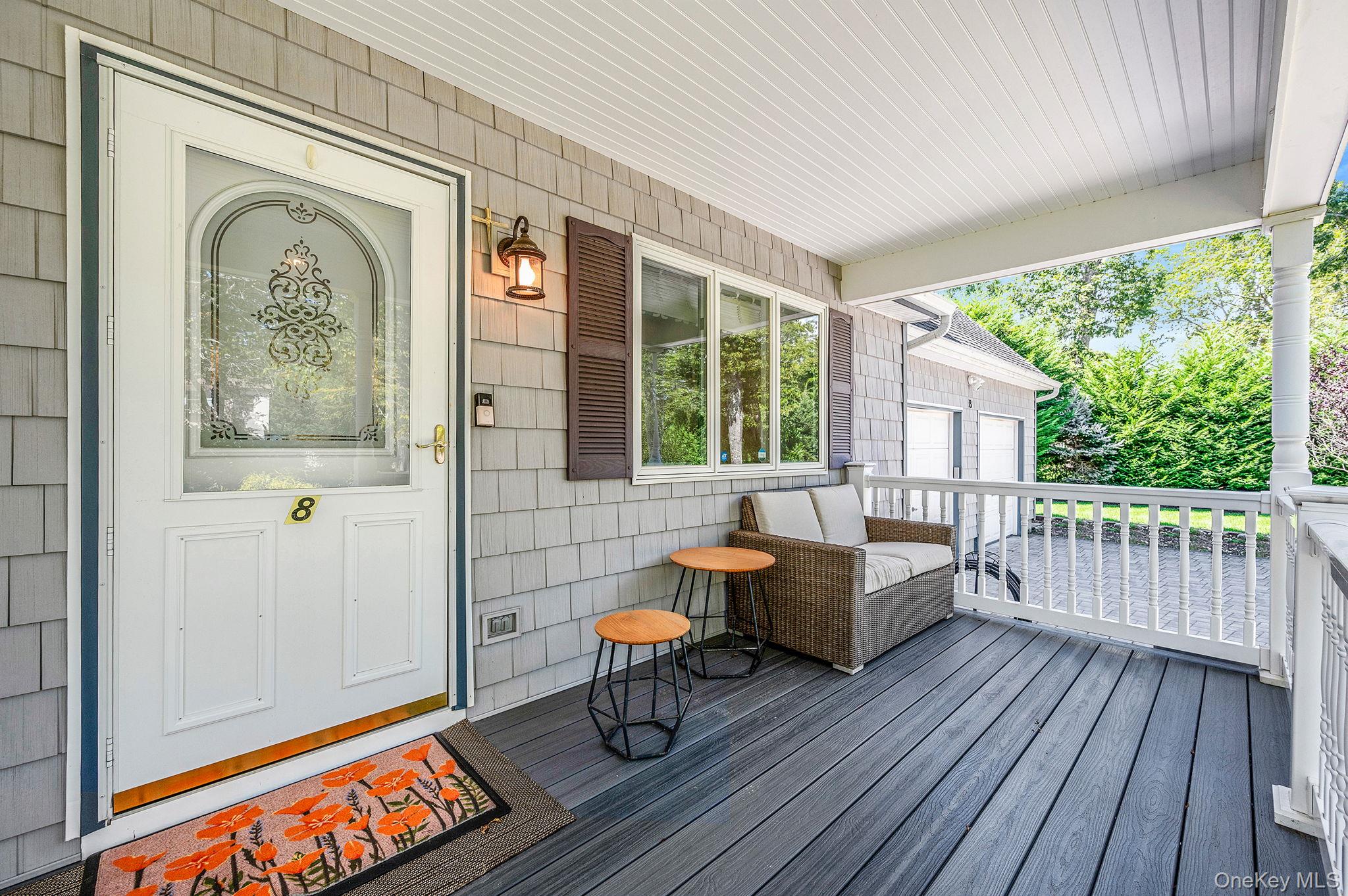 8 Paynes Lane, East Quogue, NY 11942