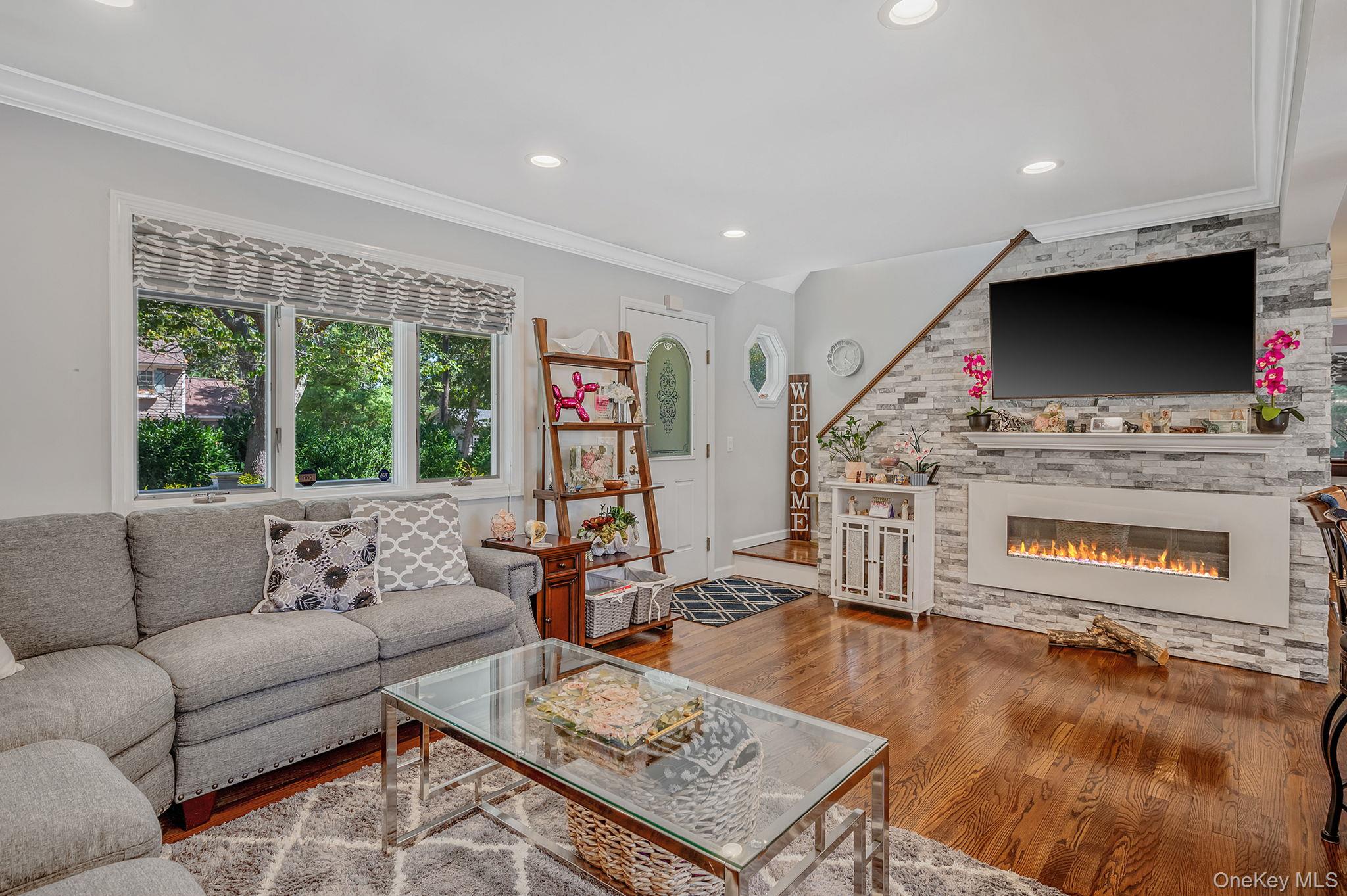 8 Paynes Lane, East Quogue, NY 11942