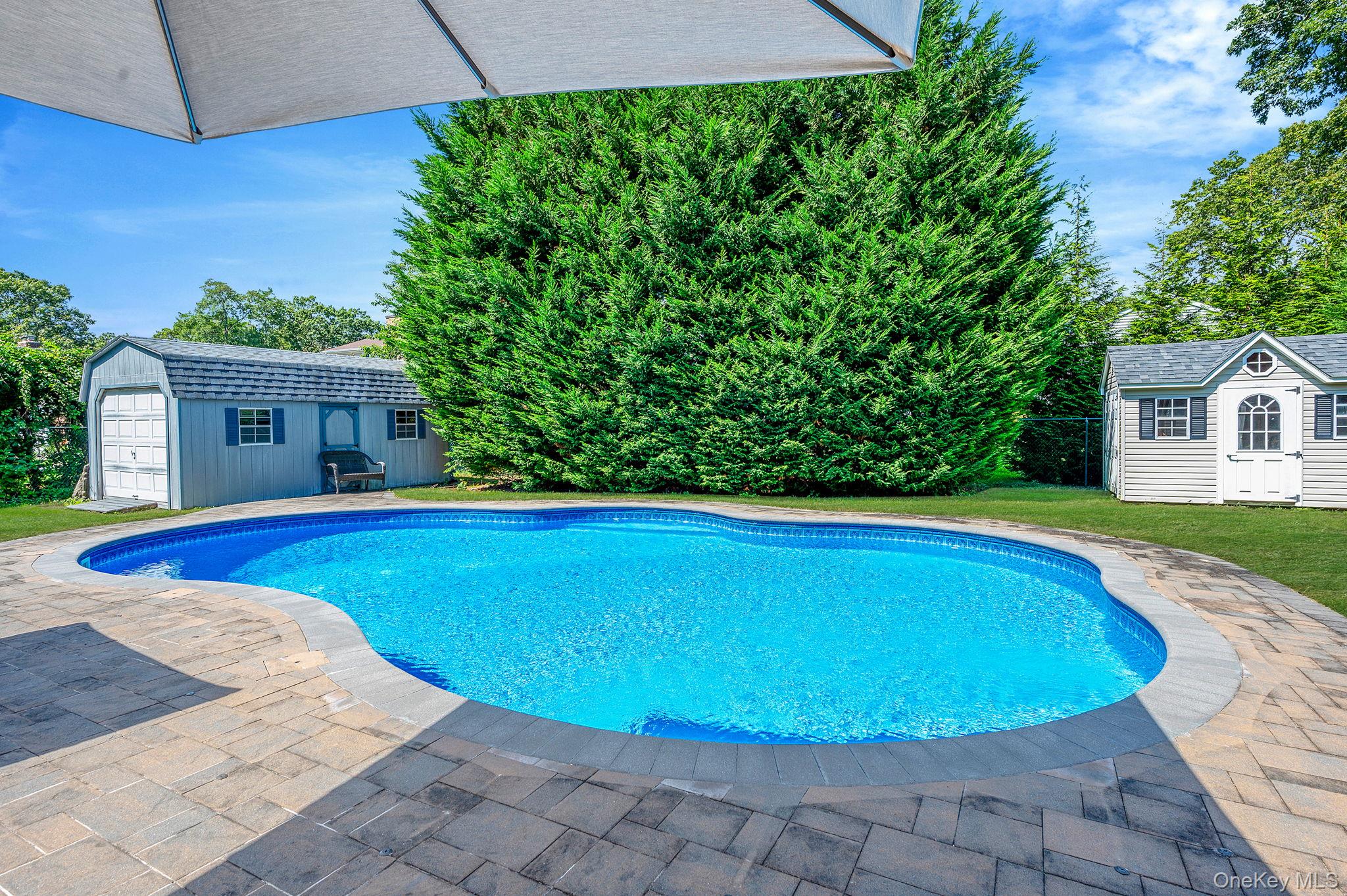 8 Paynes Lane, East Quogue, NY 11942