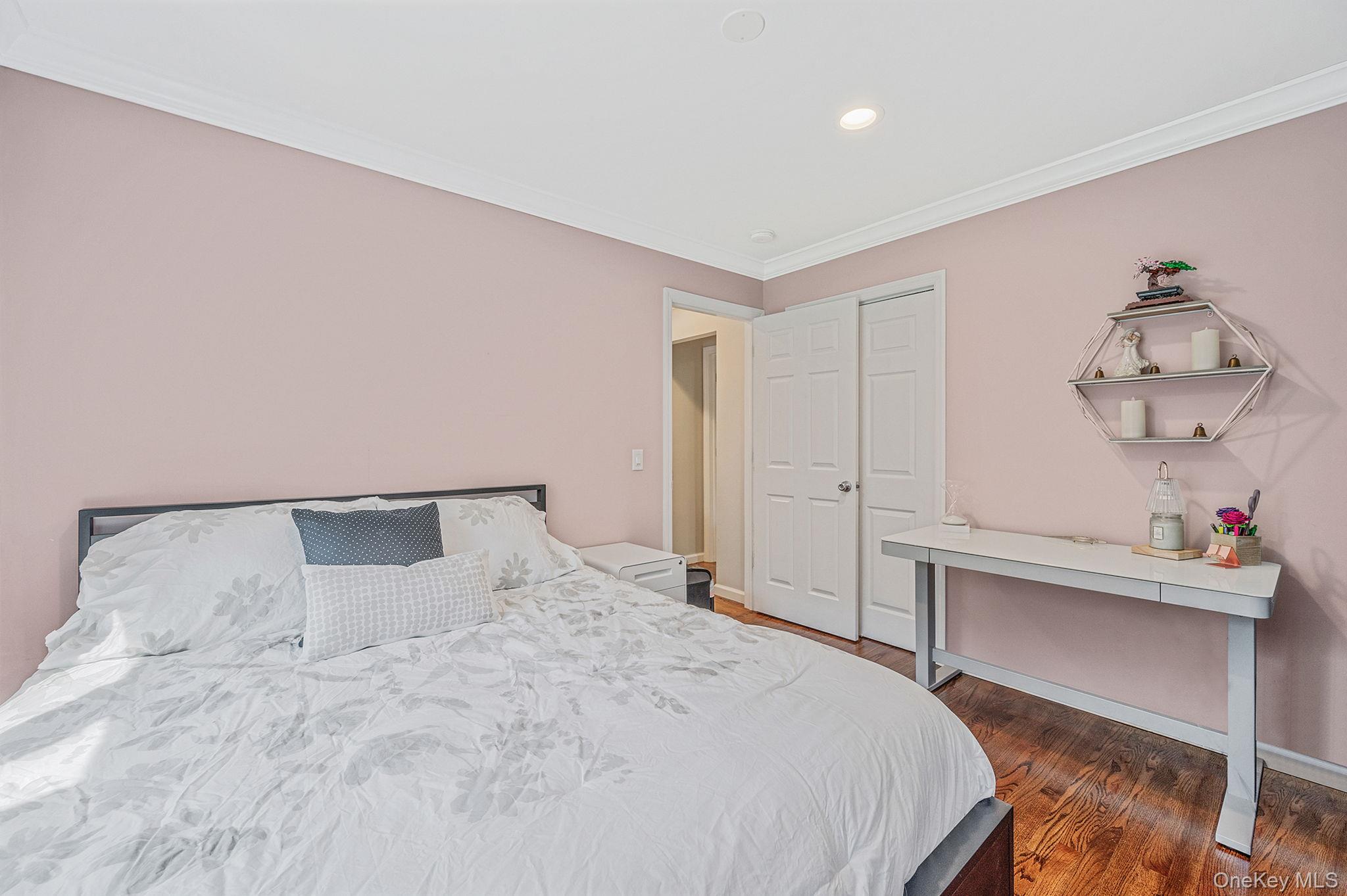 8 Paynes Lane, East Quogue, NY 11942